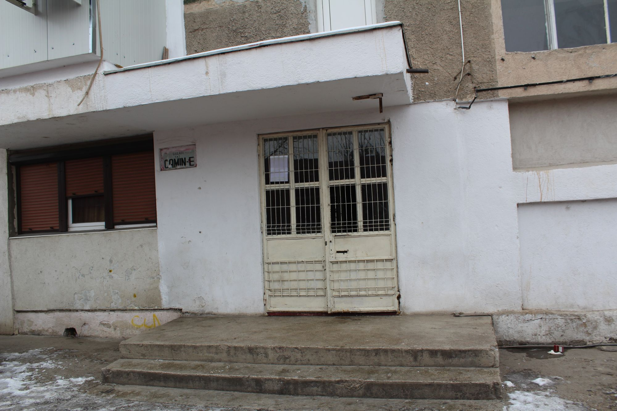 Unii gălățeni stau tot în frig. Caloriferele căminului E din Micro 14 sunt încă îngheţate