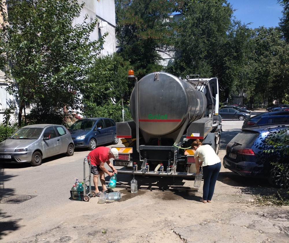 Gălățeni care stau de zece ani fără apă la robinet