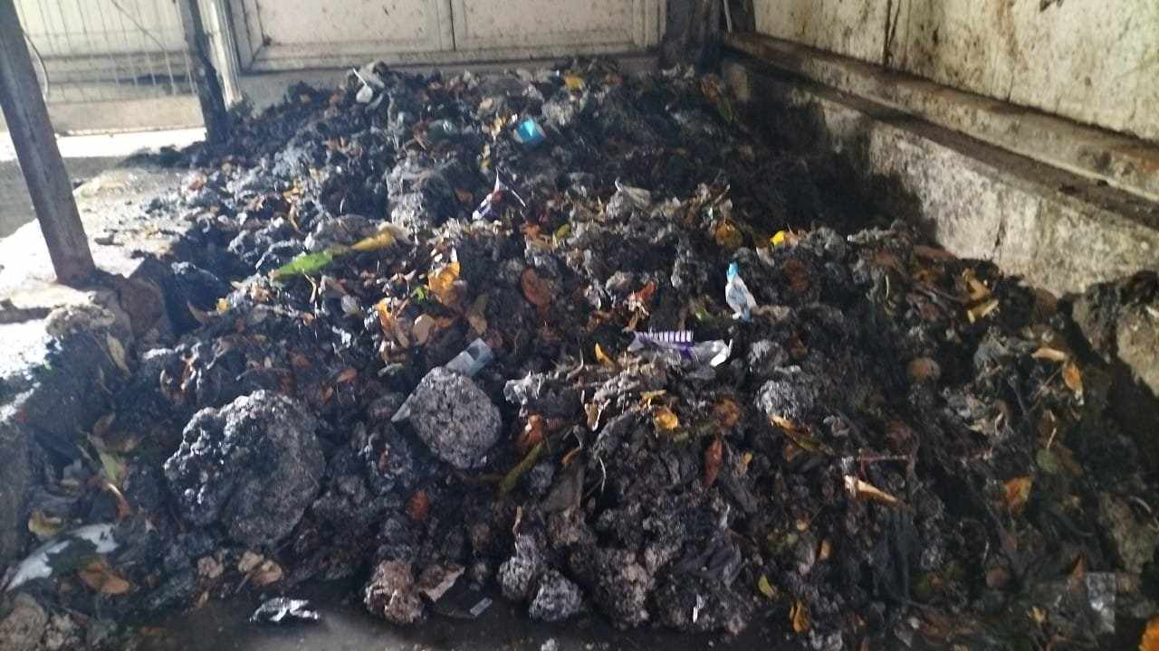 Canalizarea orașului, pusă la grea încercare de tone de deșeuri