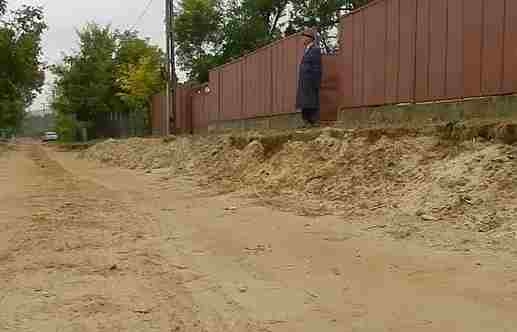 Revoltă în satul Roşcani/ Mai multe gospodării riscă să o ia la vale