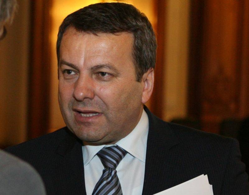 Ministrul Finanţelor: Cea mai bună variantă este să menţinem pensiile şi salariile la nivelul din 2011