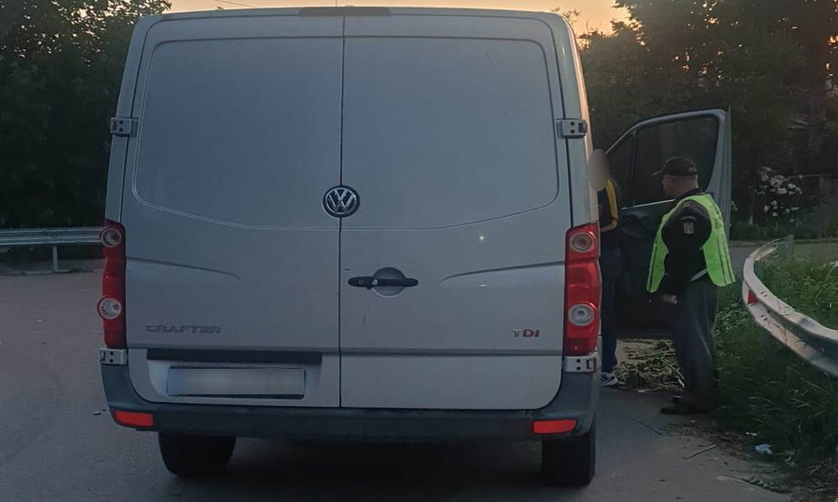 Șoferul la volan, permisul la poliție