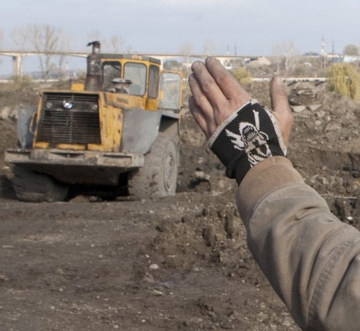 Malul bălţii Cătuşa, locul în care micii căutători de fier sunt zdrobiţi de mafioţii cu wole (GALERIE FOTO)