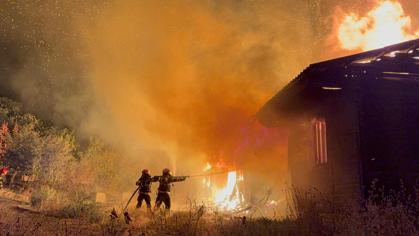 UPDATE: Incendiu devastator într-un cartier readus la viață al Galațiului. Ce cred pompierii