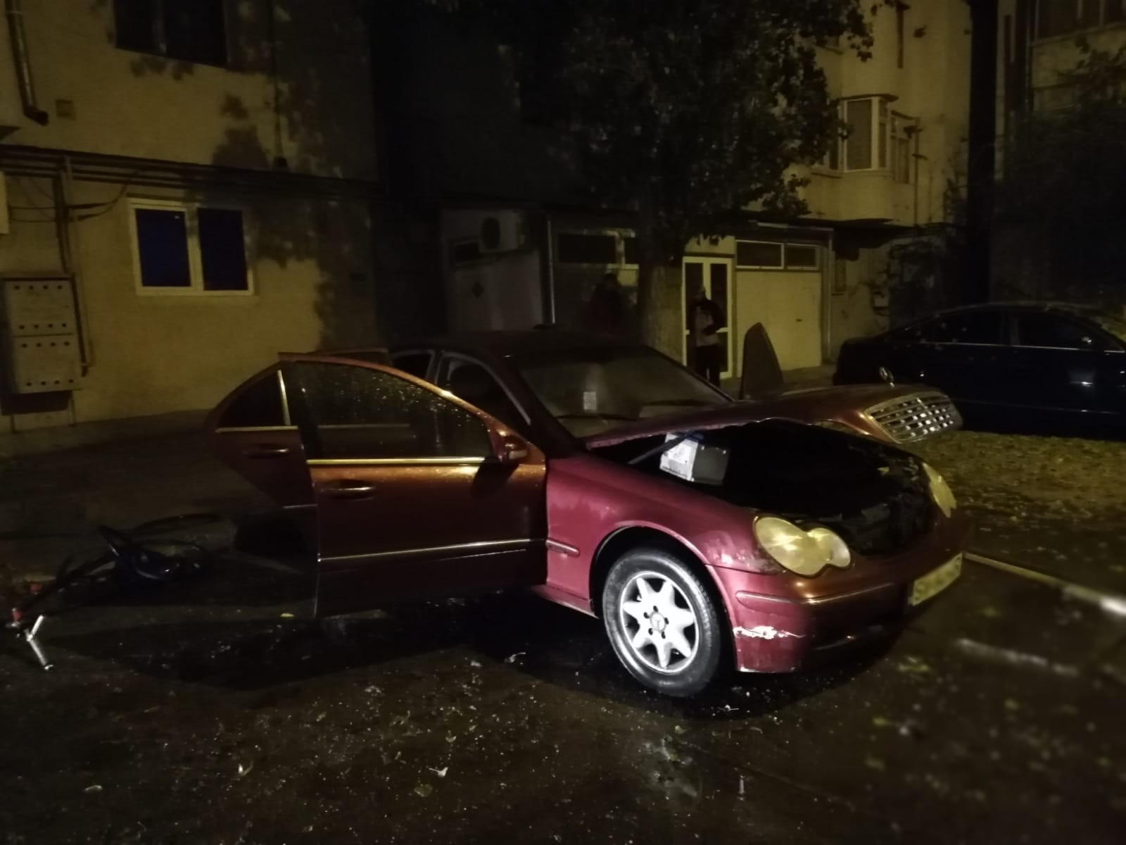 Mașină cuprinsă de flăcări în fața unui bloc de pe strada Tecuci