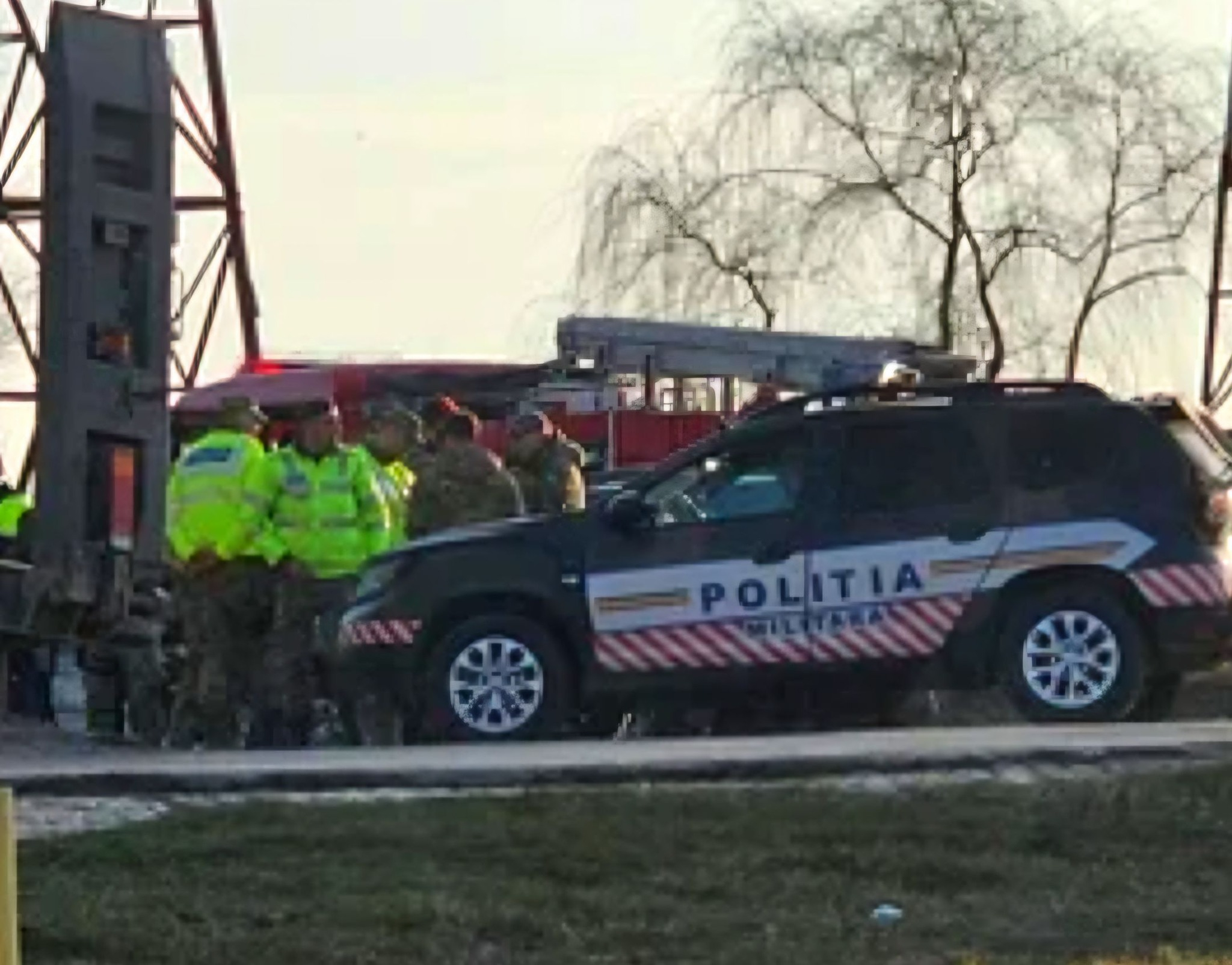 Un vehicul al armatei britanice s-a rătăcit pe viaductul care duce la combinat