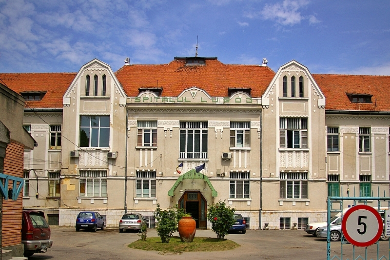 Bătrân IMOBILIZAT într-un cărucior cu rotile, PĂRĂSIT în subsolul unui SPITAL