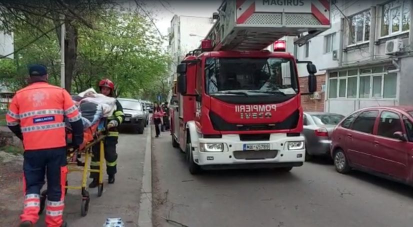 Un apartament a luat foc din cauza unui scurtcircuit