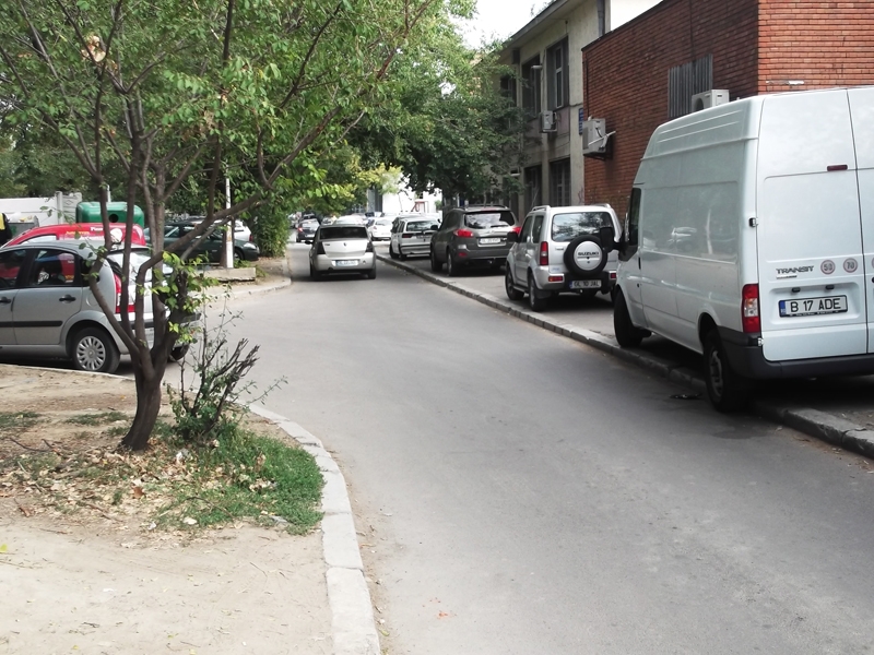 Drumul spre şcoală, un slalom etern - Unităţile de învăţământ, sufocate de maşini