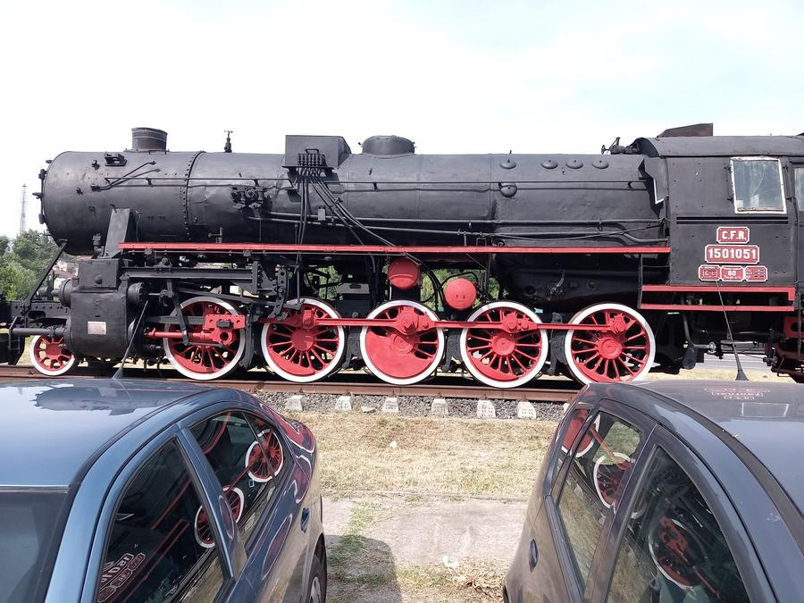 Locomotiva din fața gării a fost revopsită complet