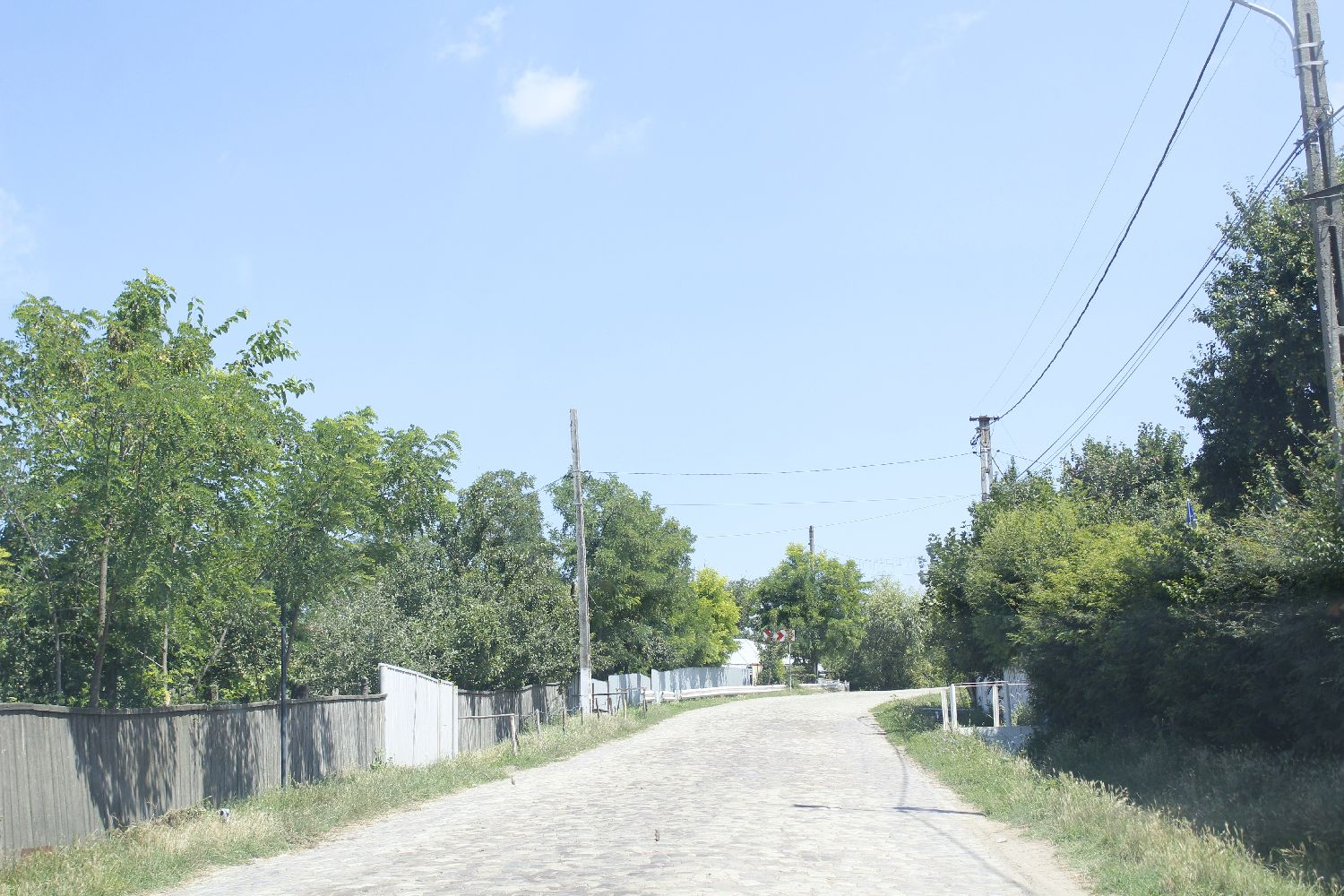 Un colţ de rai se scaldă în SĂRĂCIE. O mare comună priveşte dintre dealuri spre lumea civilizată