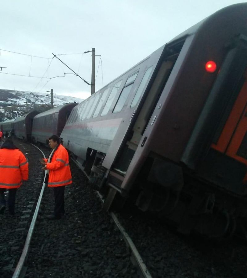 După ce două trenuri au deraiat, ministrul Transporturilor cere demisia șefului CFR Călători