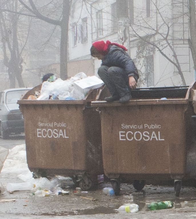 Micro 40 - CARTIERUL GRI îngropat în mizerie, CÂINI şi NEPĂSARE (FOTO)
