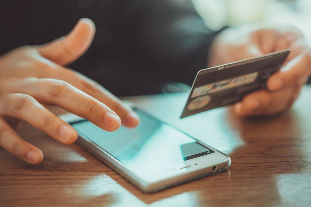 Sute de gălățeni pică în capcana hoților de carduri și de identități