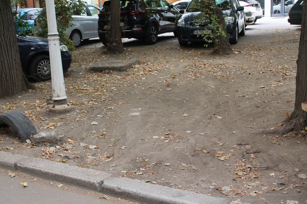 Parcare printre copaci, în centrul Galaţiului