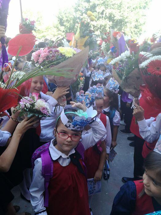 Prima zi de şcoală are aromă de toamnă