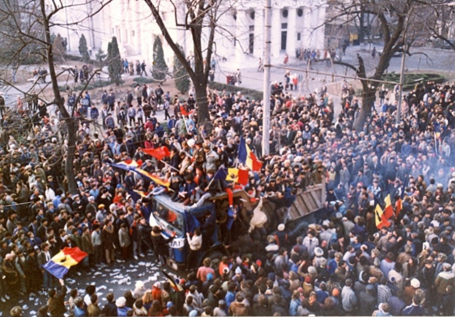 MOMENT DE RECULEGERE în cinstea EROILOR REVOLUŢIEI, la Consiliul Judeţului Galaţi