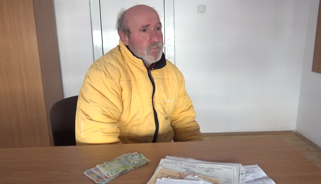 Mărinimie înainte de sărbători | A găsit BANI pe stradă şi i-a predat la poliţie