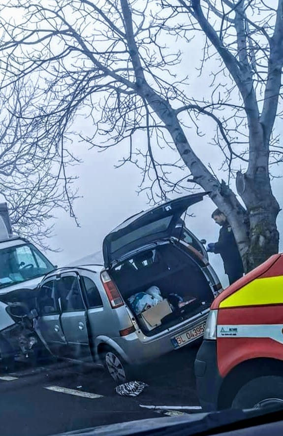 Impact frontal între un camion şi un autoturism. Patru persoane au fost rănite