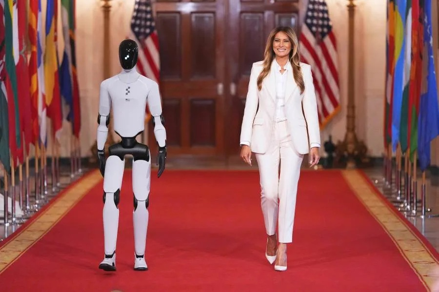 Melania Trump, alături de un robot umanoid
