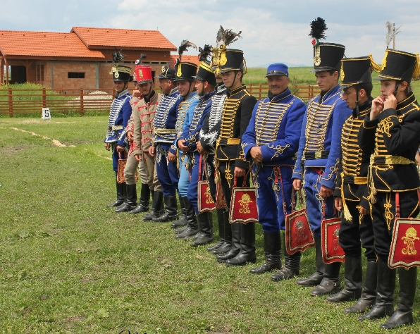 Batalionul de husari fără cai. Insolaţii îngheţate pe asfaltul fierbinte