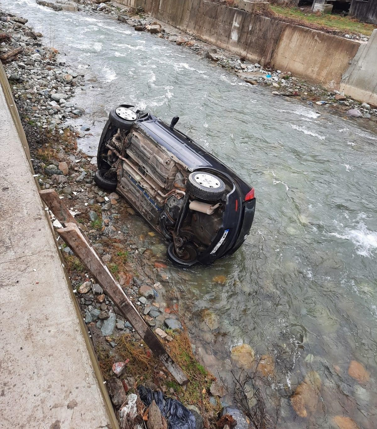 Un șofer beat și fără permis a căzut cu mașina în râu