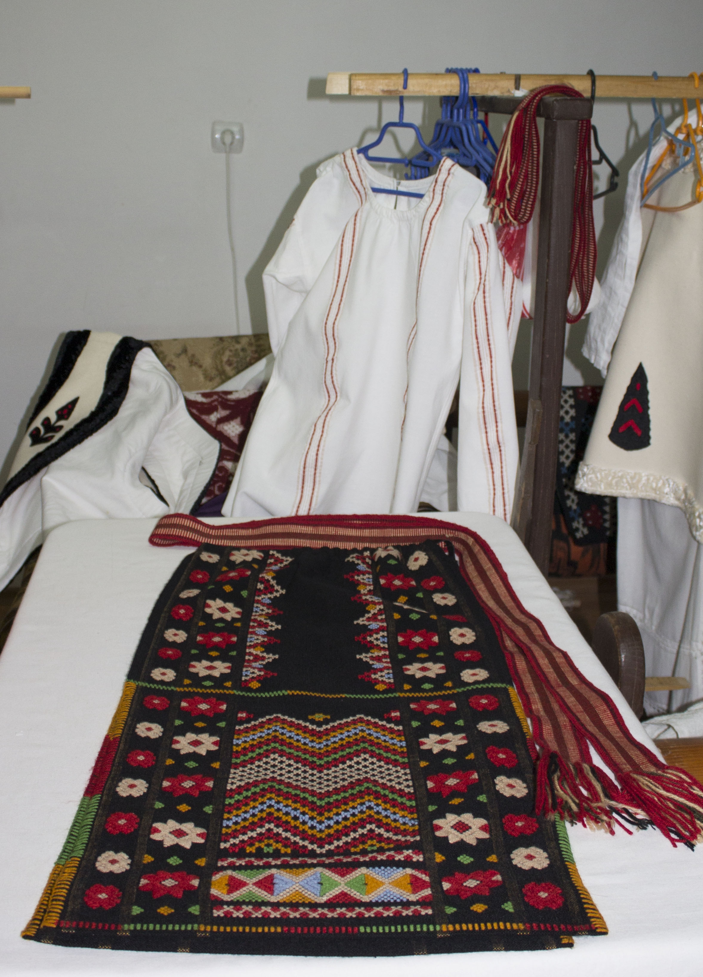 Campanie VL: "Lada cu zestre"/ Catrinţa cu alesături a Gabrielei Borcea