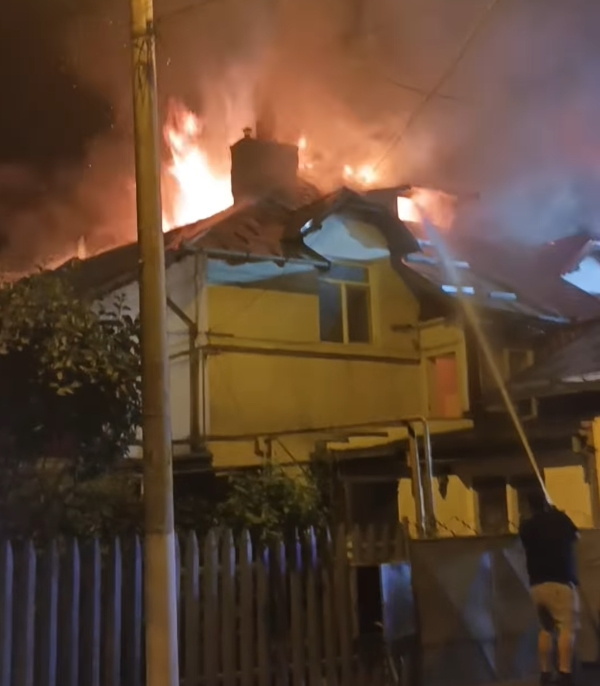 Opt locuințe distruse de flăcări pe o stradă din Galați (VIDEO)