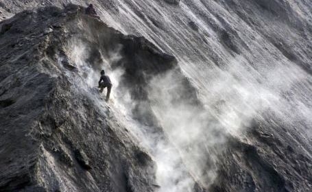 Un tânăr  a fost împuşcat în timp ce fura de pe Halda de Zgură