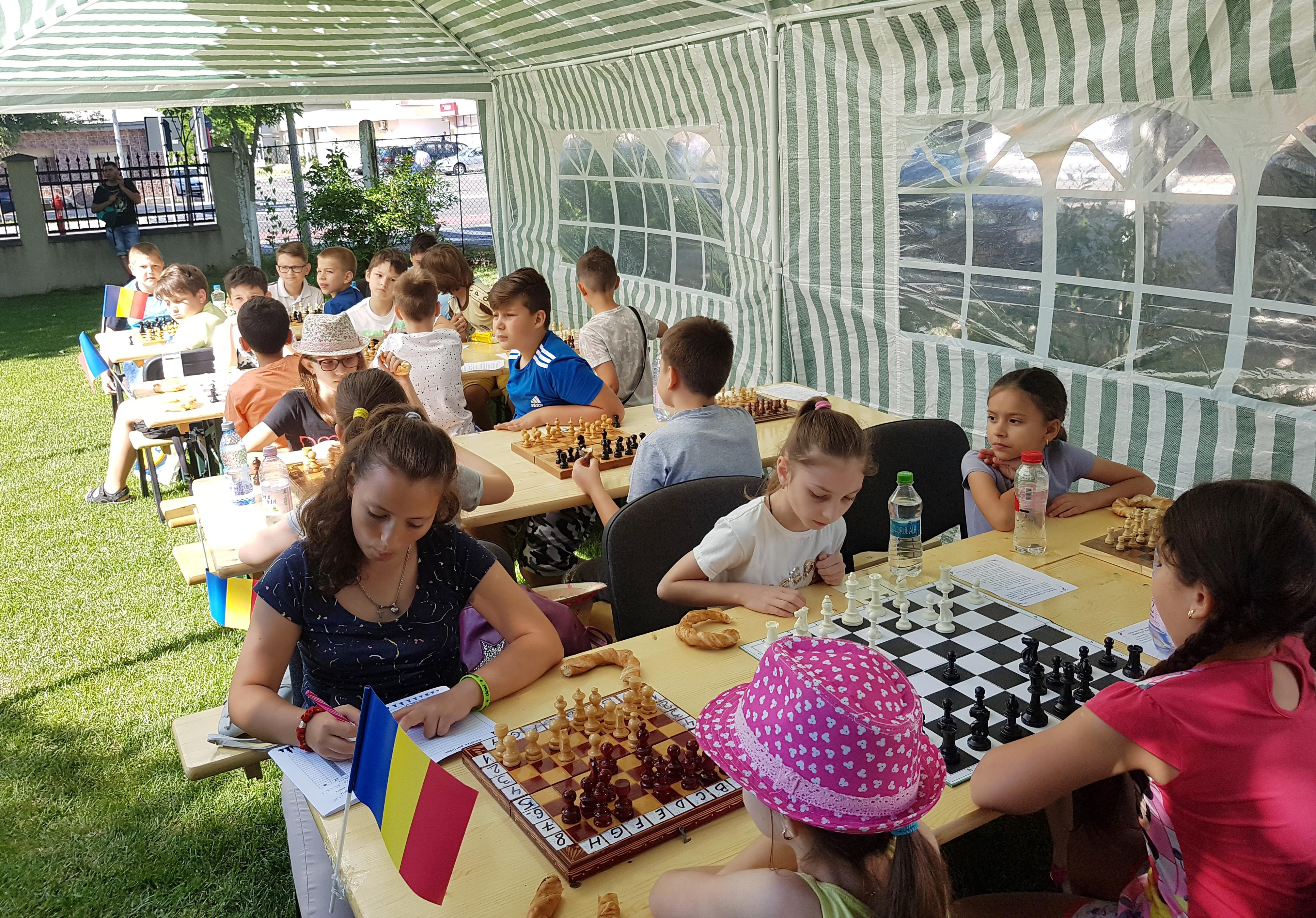 Șah în aer liber, la parohia Sf. Mina