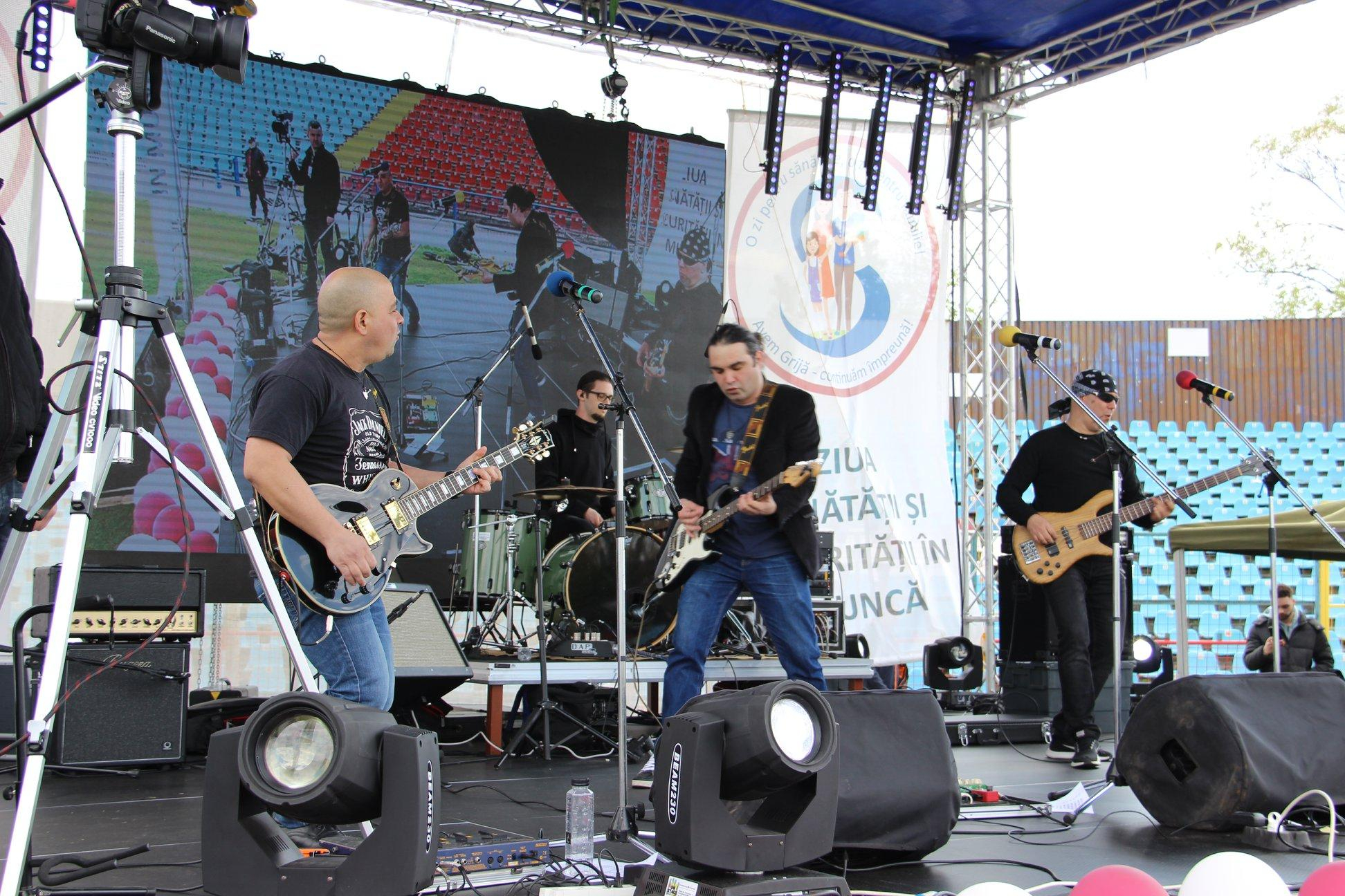 Rock cinstit cu trupa cu Over