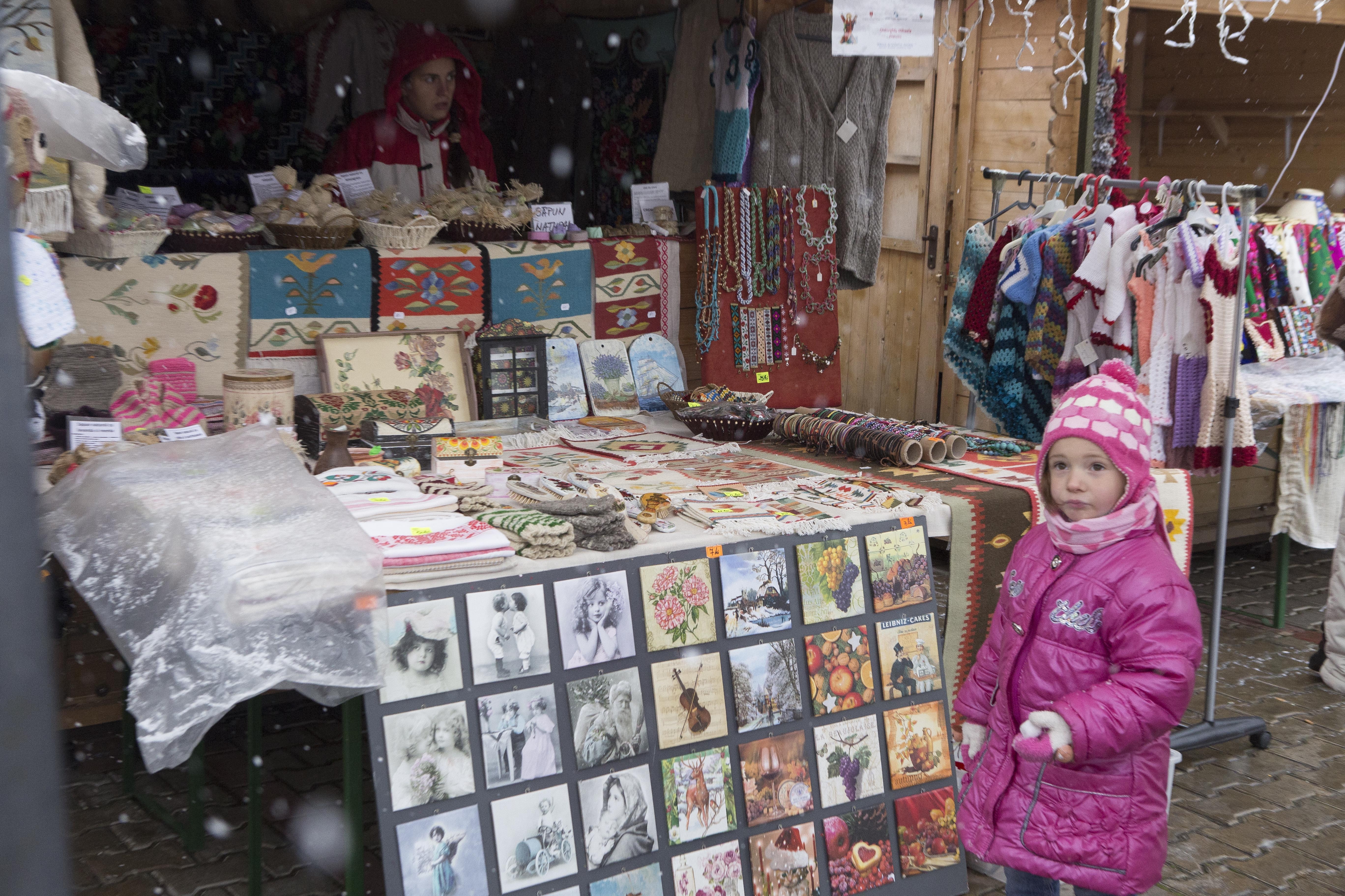 Târgul Meşterilor Populari s-a deschis! Iată ce MINUNĂŢII TRADIŢIONALE au venit la Galaţi (FOTO)