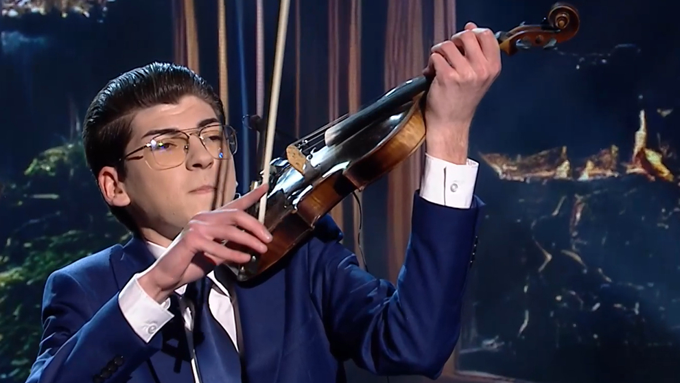 UPDATE. Seby de la Galaţi n-a cântat pe bancnote, ci din suflet la „Românii au talent”