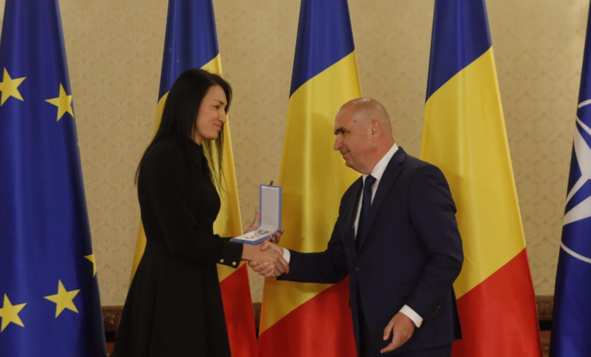 Cristina Neagu, decorată de către preşedintele interimar Ilie Bolojan
