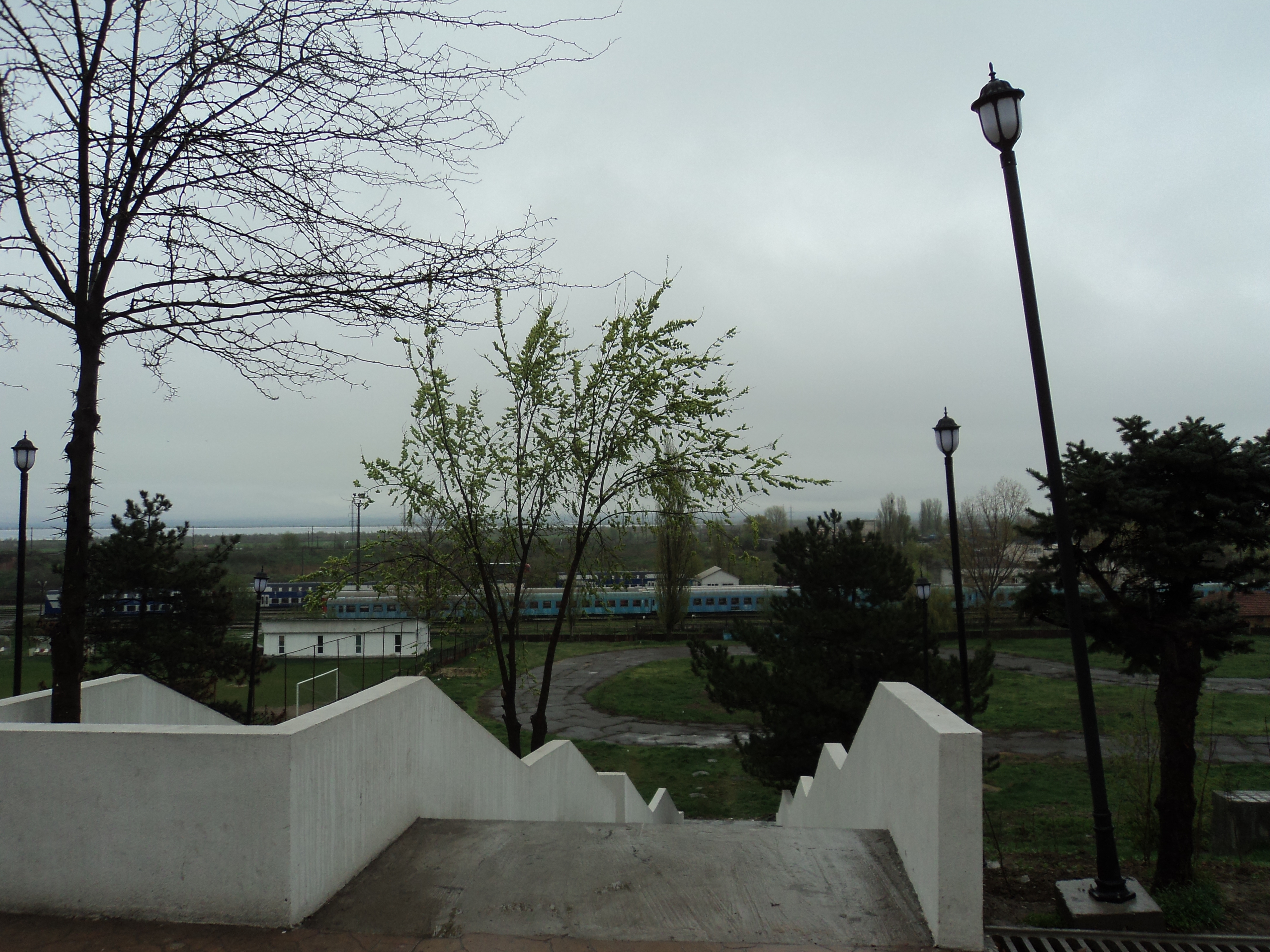 Arată bine, dar s-ar putea şi mai bine: Stâlpii plimbăreţi din Grădina Publică (FOTO)