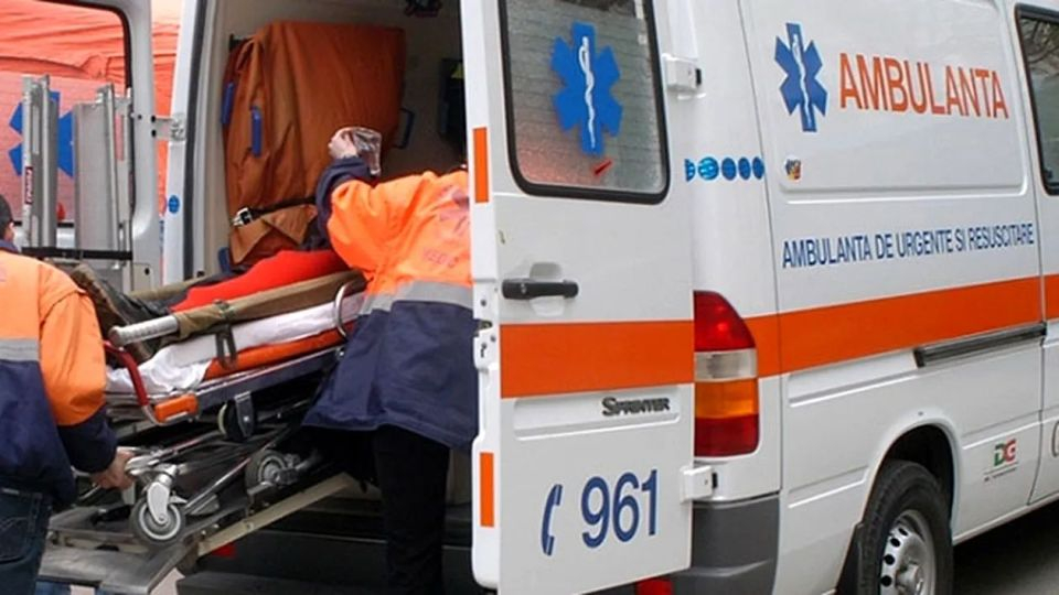 Doi pietoni loviți pe trecere