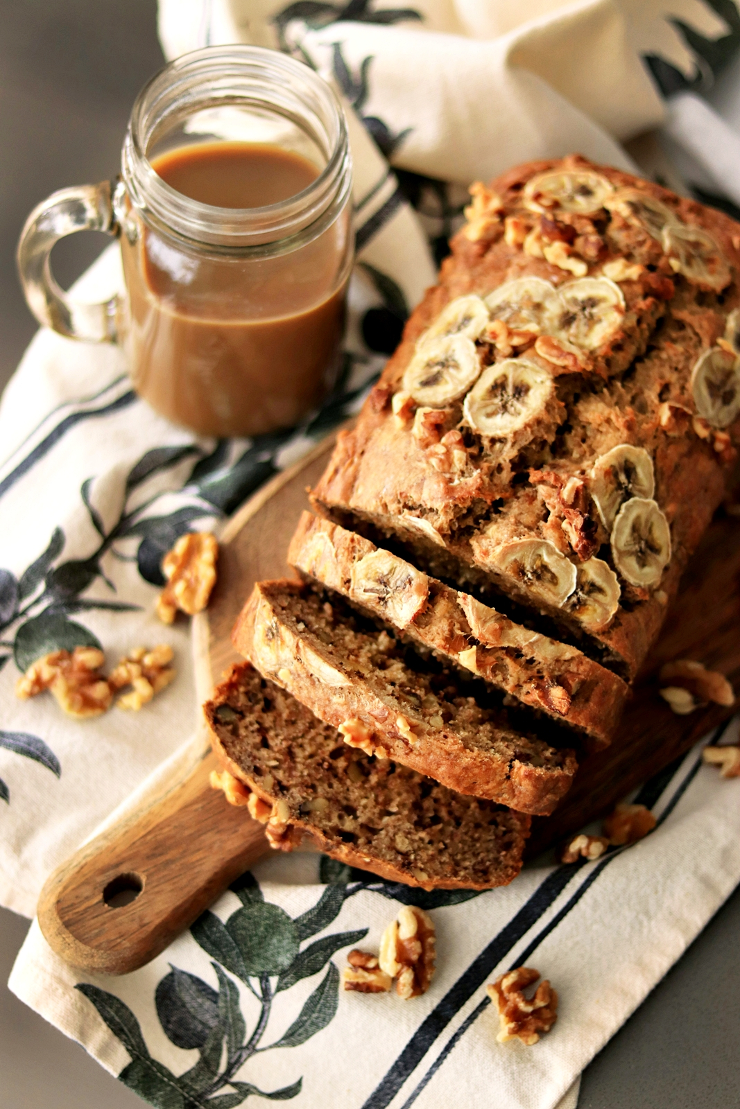 Chec de post cu banane, nuci și apă minerală, un desert simplu și delicios