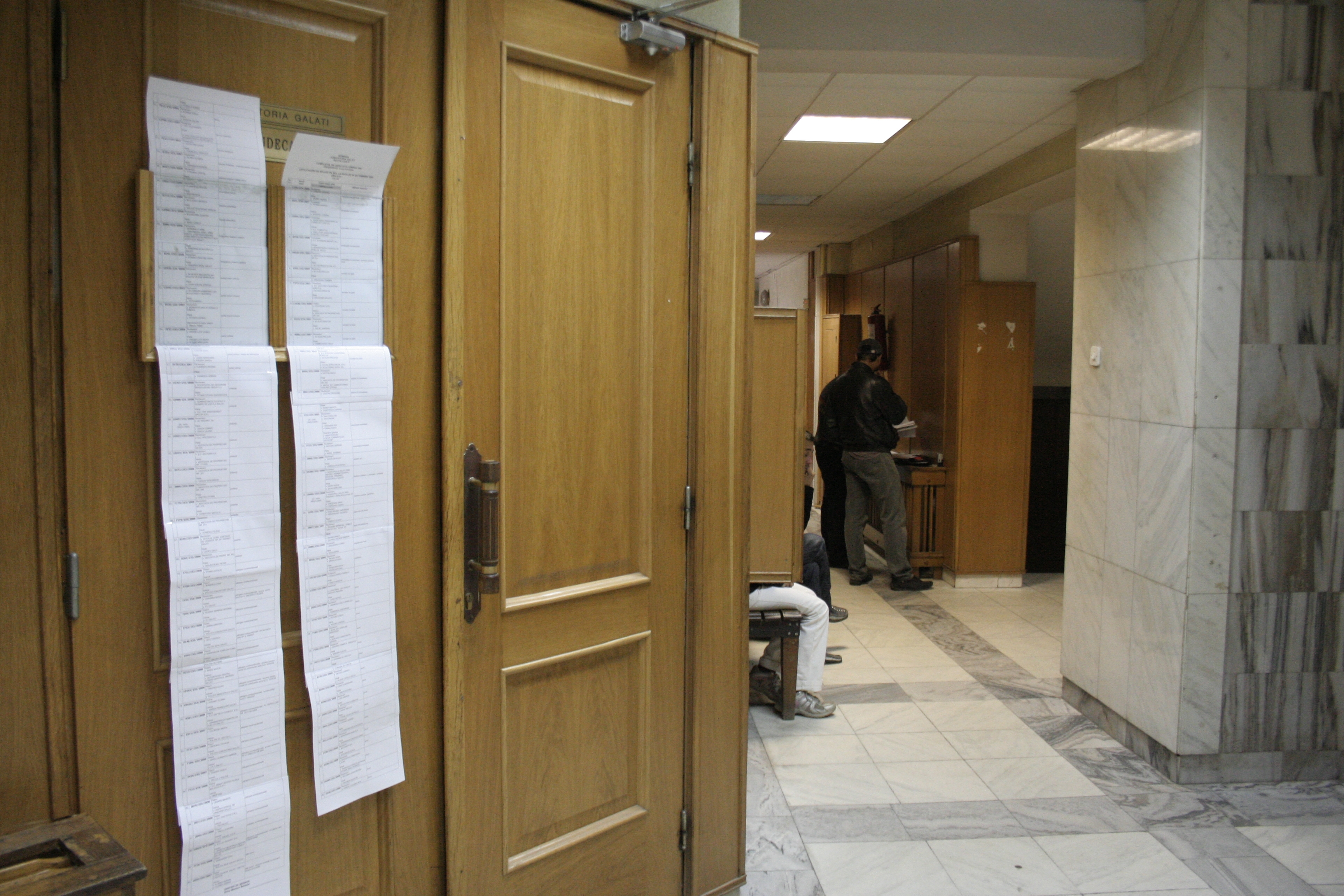 Într-un dosar de şantaj şi lipsire de libertate: Patru "spartani" vor rămâne în arest