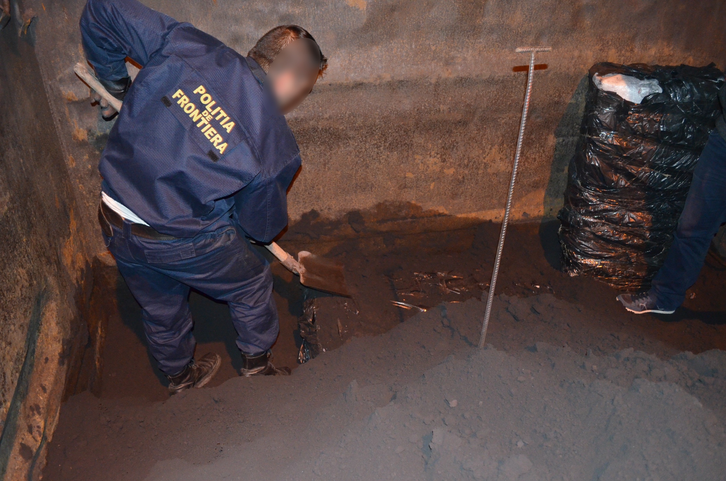 CONTRABANDĂ pe calea ferată. Zeci de mii de ȚIGĂRI, găsite într-un tren la intrarea în ţară, pe la Punctul de Trecere a Frontierei de la Galaţi (FOTO)