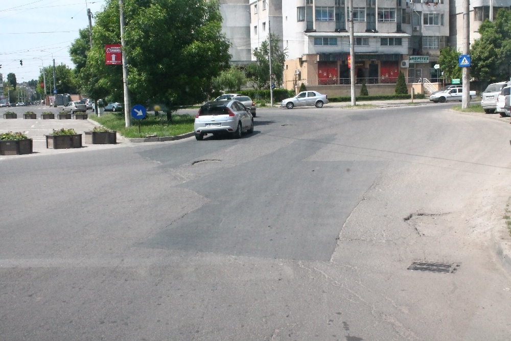 ATENŢIE, ŞOFERI! Drum denivelat şi plin de gropi în intersecţia fără rost