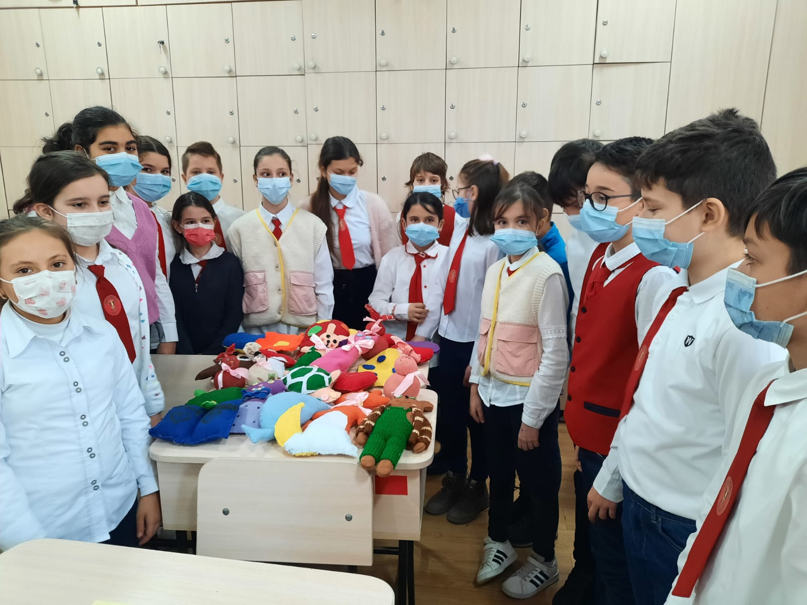 Elevi transformaţi în ajutoarele Iepuraşului pentru copiii ucraineni