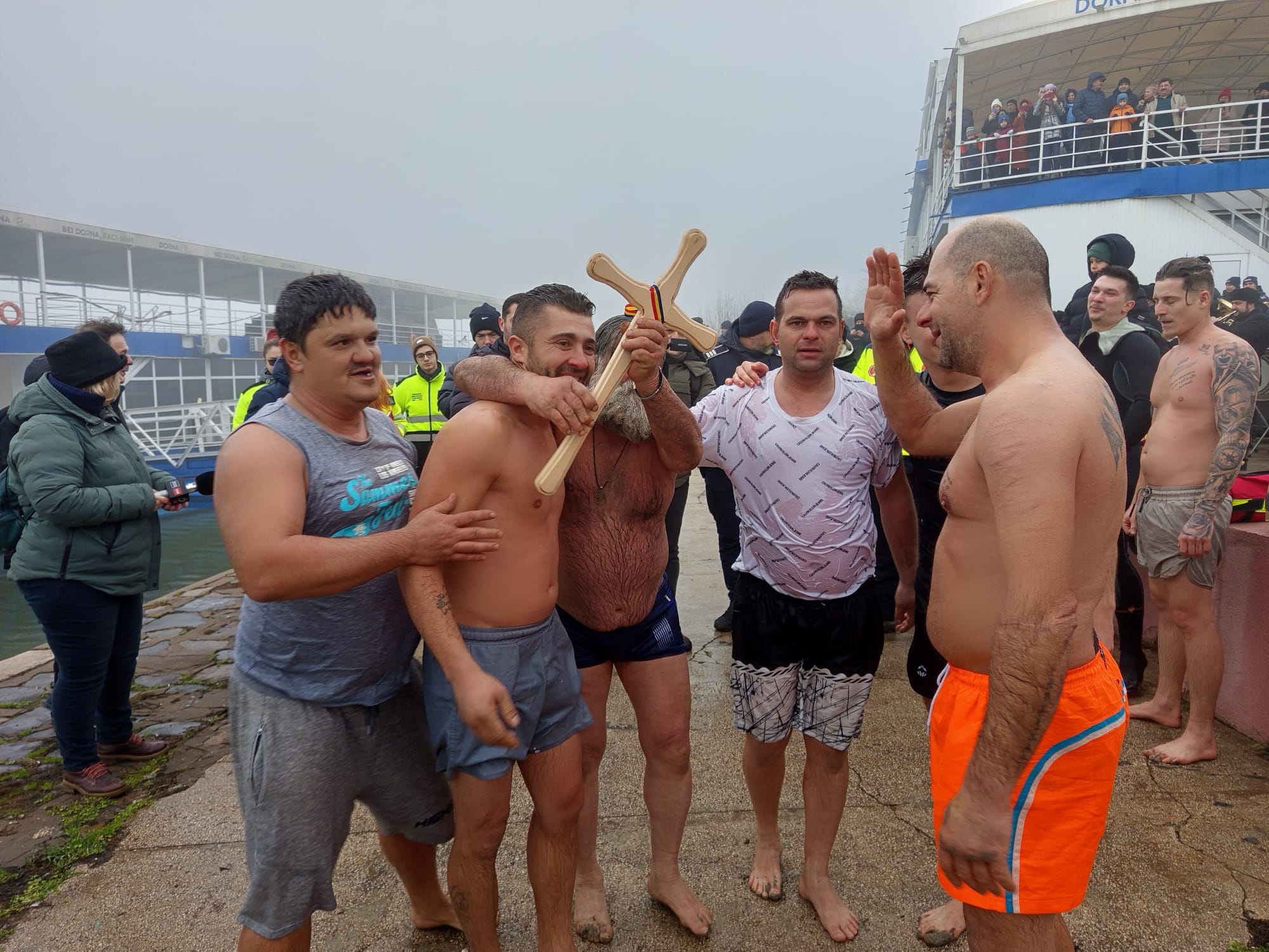 Cine a prins crucea de Bobotează la Galaţi. Sărbătoare la Dunăre, între credință și curaj (FOTO/VIDEO)