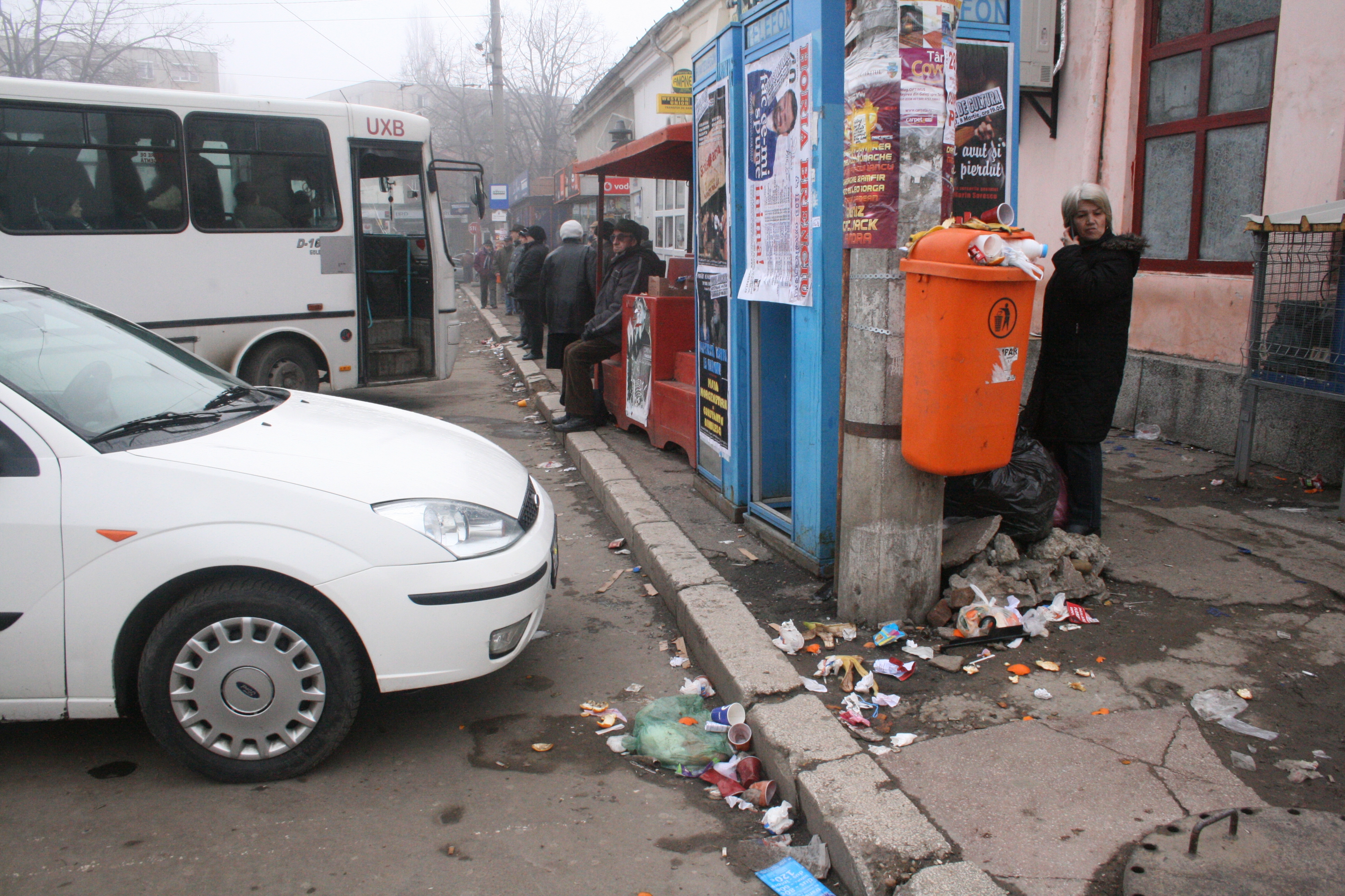 În staţia din Piaţa Centrală, aglomeraţie fără noimă şi condiţii primitive
