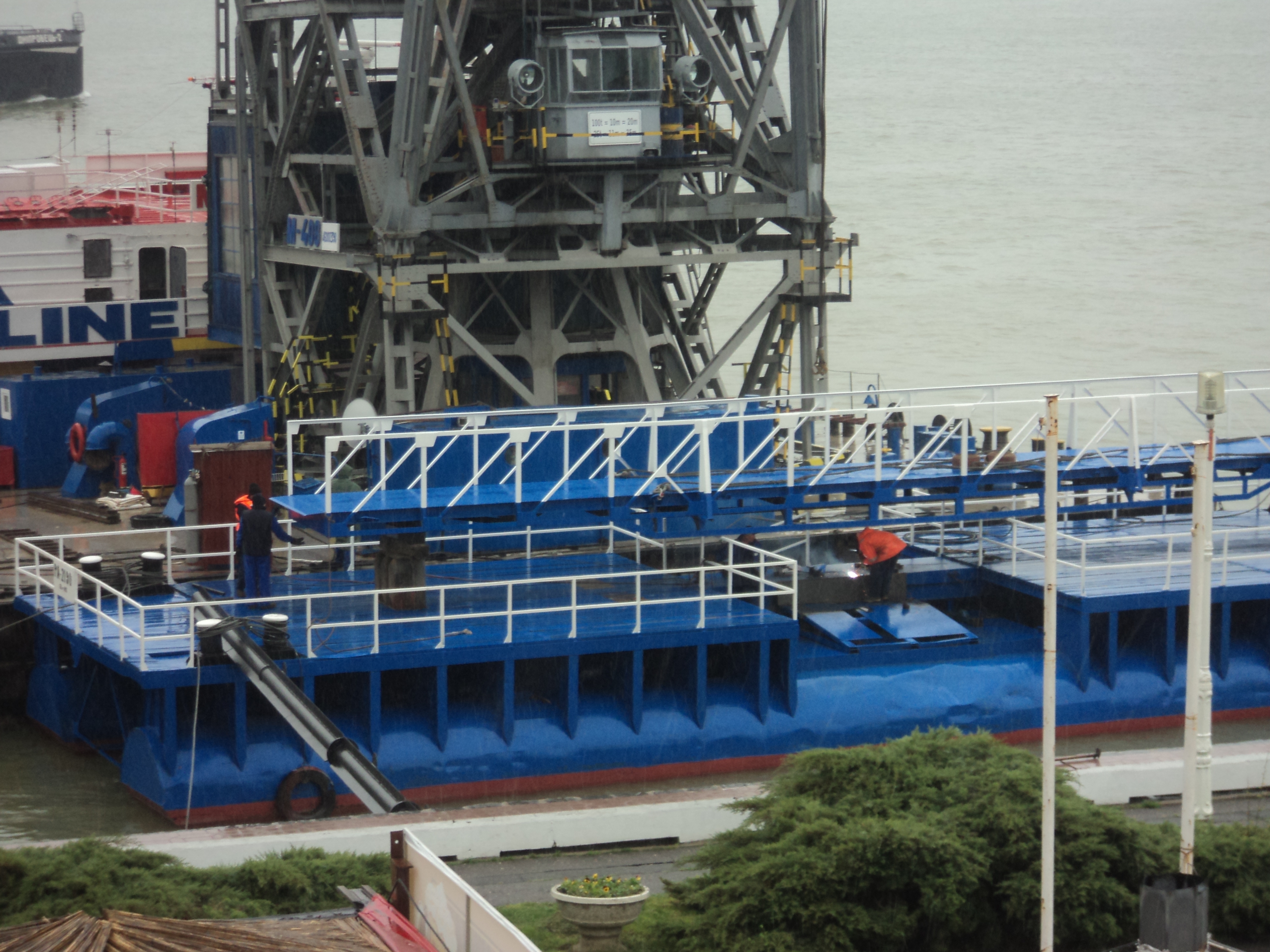 Scandalul restaurantului plutitor se extinde/ Malul Dunării, cotropit de o gaşcă politică