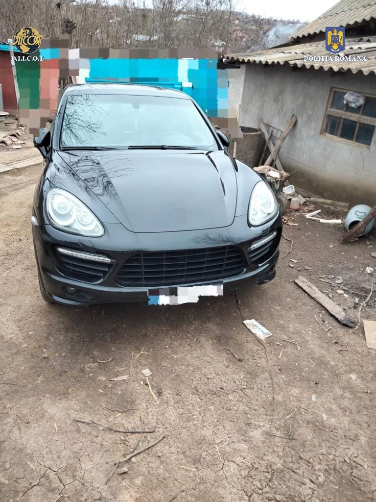 „Loverboy” din Galați și Pitești, uniți într-o rețea de proxenetism, scoteau femei la produs pe internet