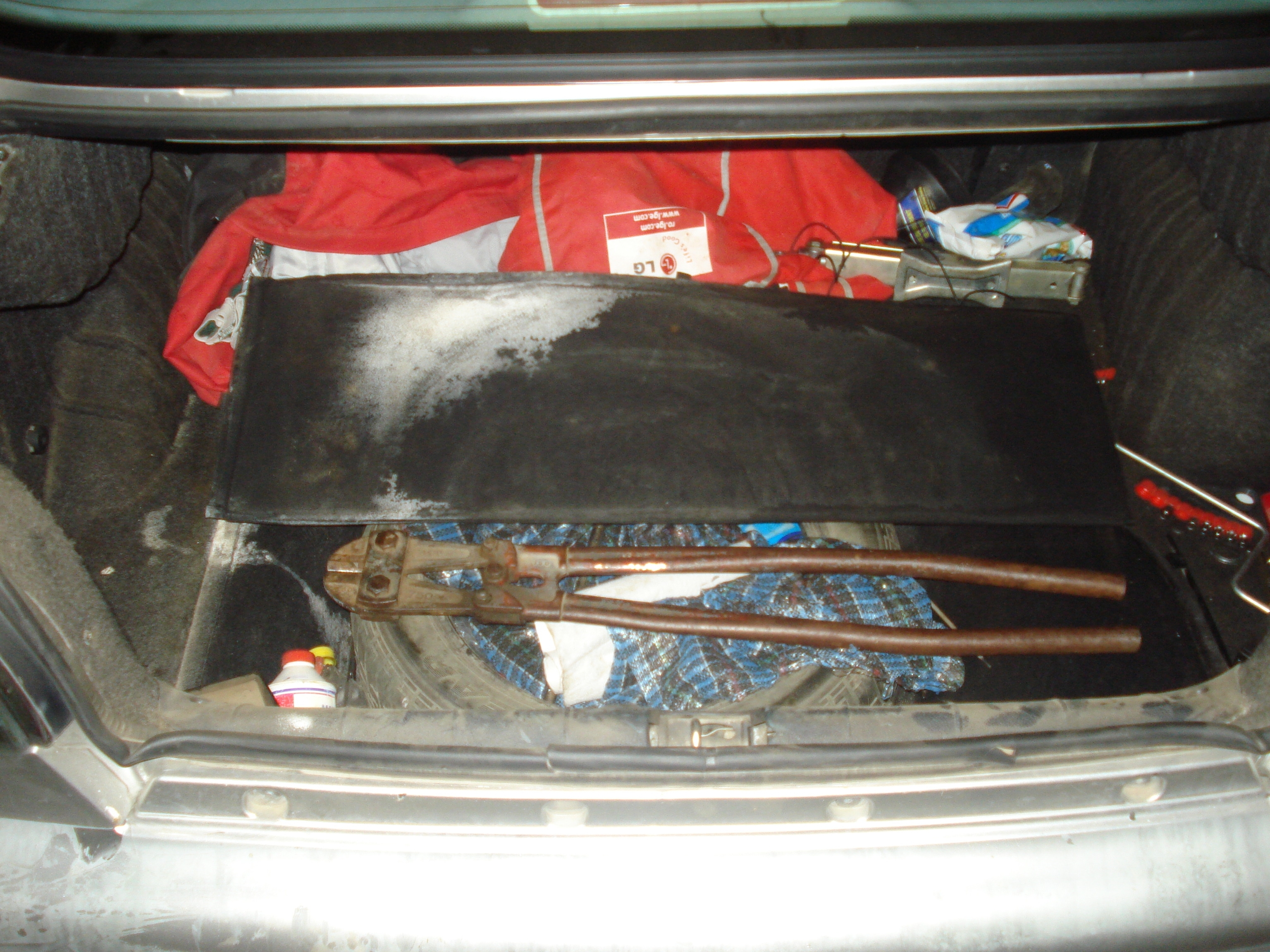 O bandă de spărgători de garaje a fost prinsă în acţiune pe Furnaliştilor