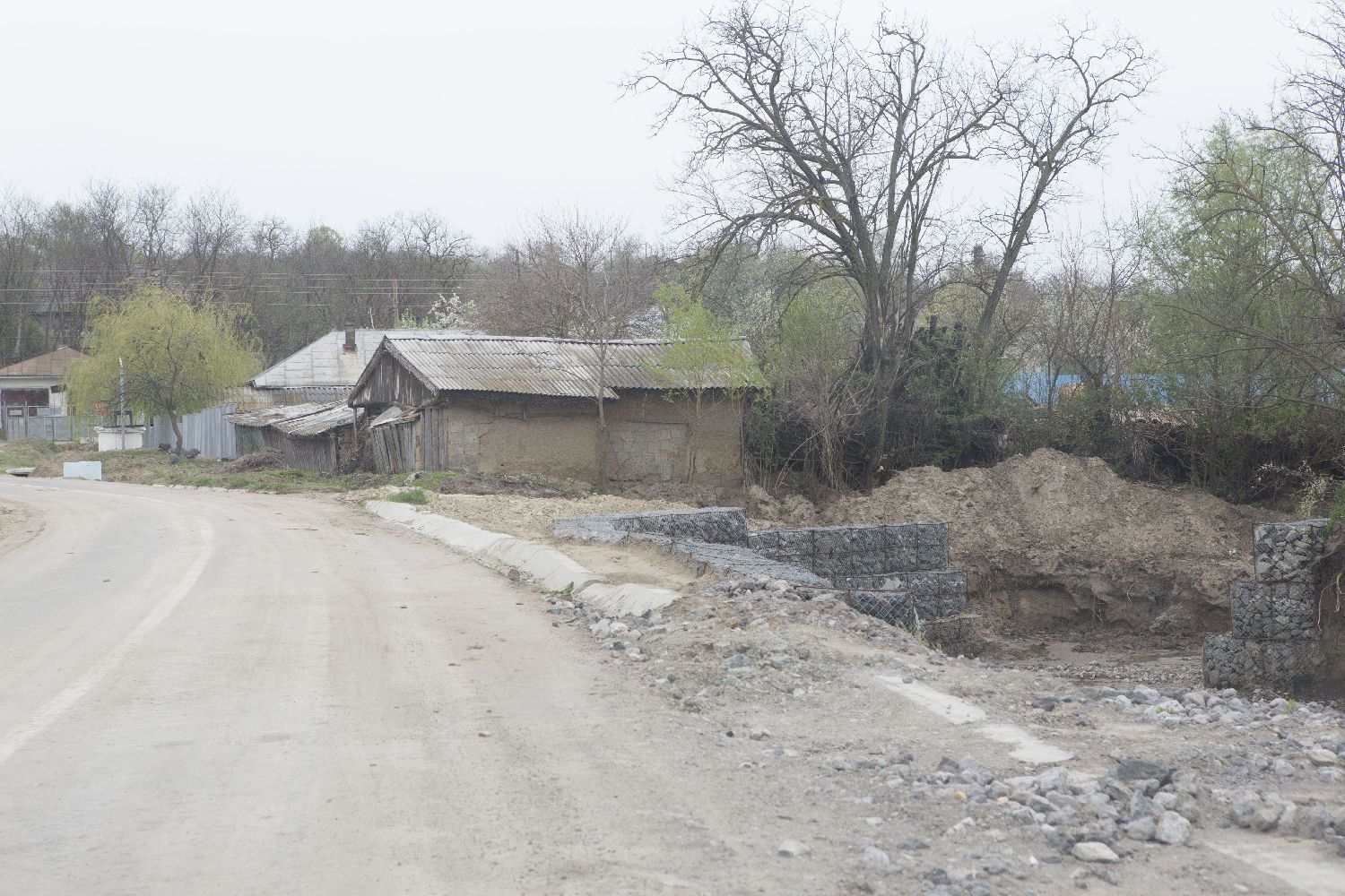 Zece kilometri de ULIŢE din Oancea au NEVOIE DE ASFALT. Ce ar putea împiedica lucrările