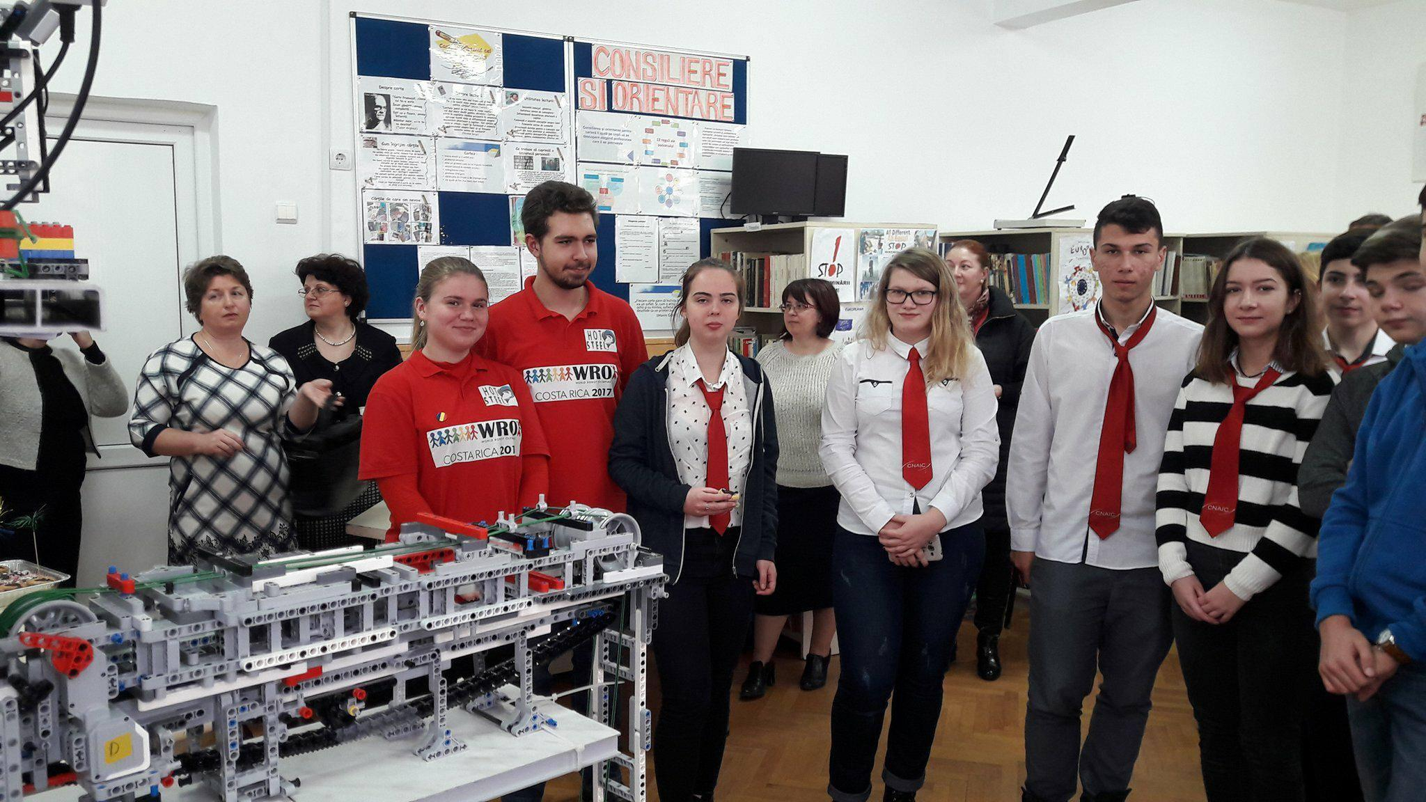 Fruntaşi, deşi sunt singurii care nu fac robotică la şcoală