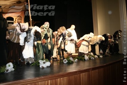 Au tras cortina peste cultură