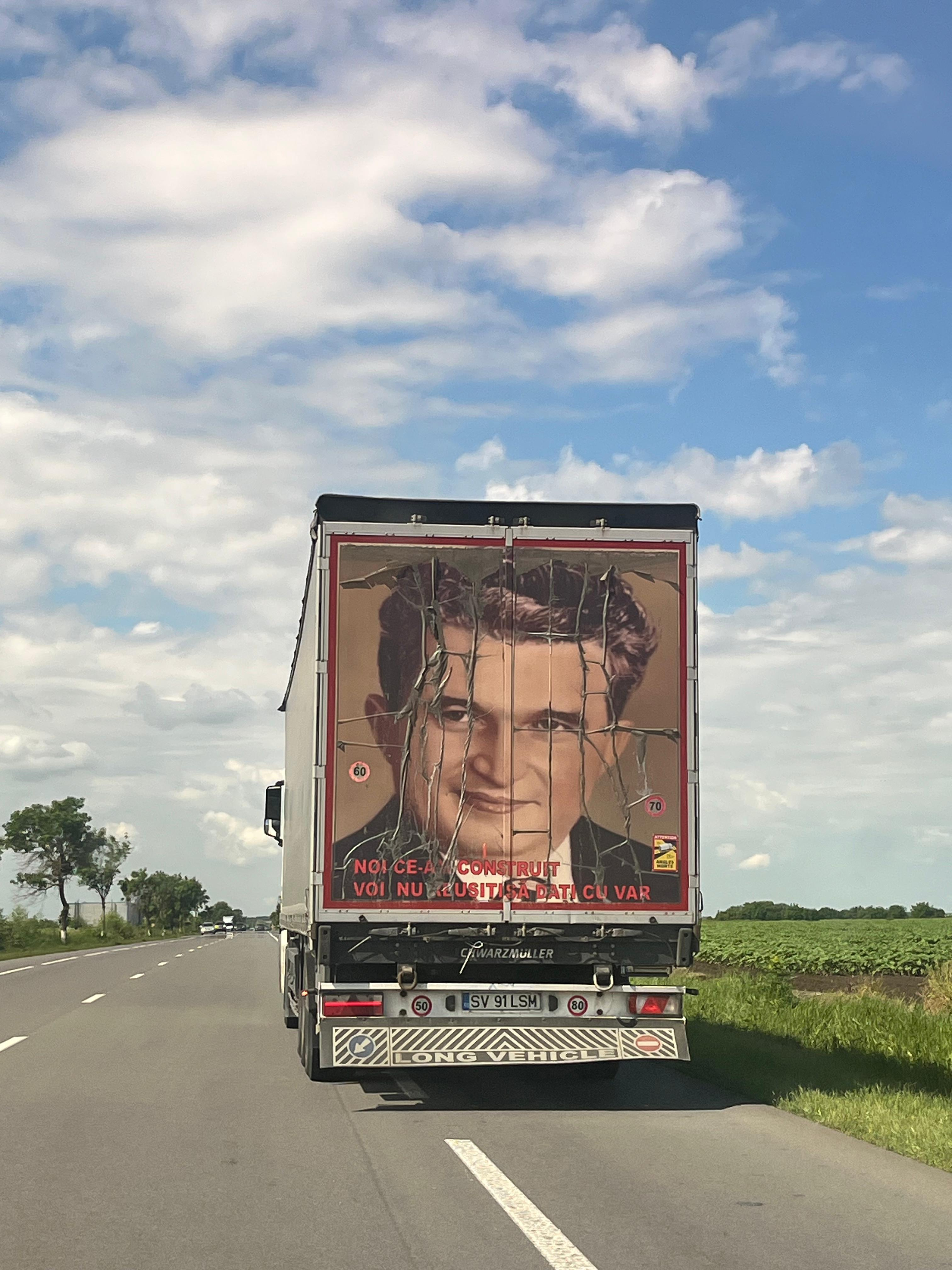 Poza zilei. Pe drumurile patriei aleargă slobozi dictatorii